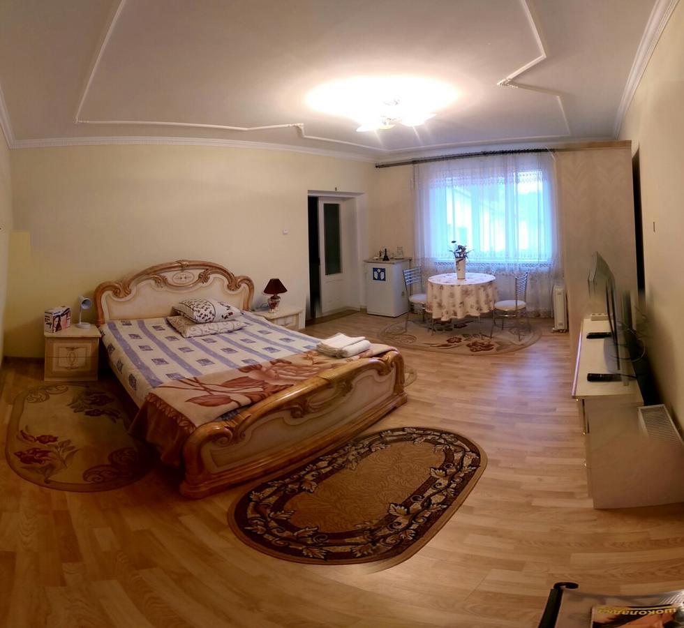 Bed and Breakfast Navigator à TTchernivtsi Extérieur photo